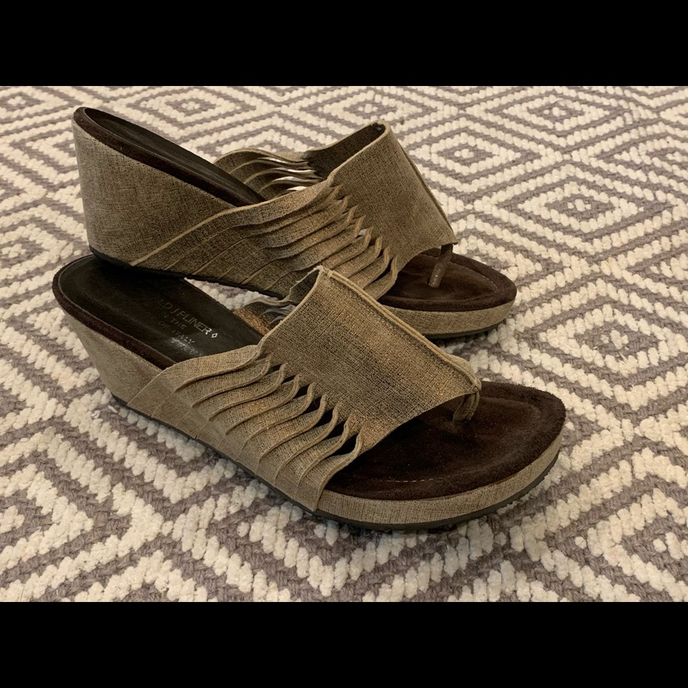 Donald Pliner wedges